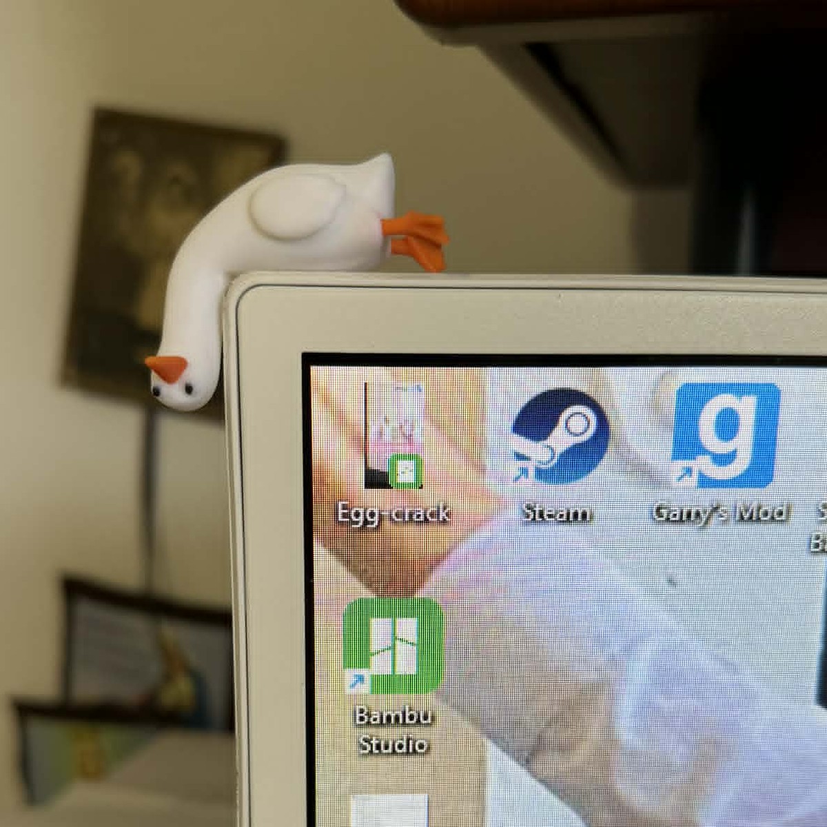 Ganso da Borda do Monitor - Um Companheiro Cheio de Charme - Imagem 2