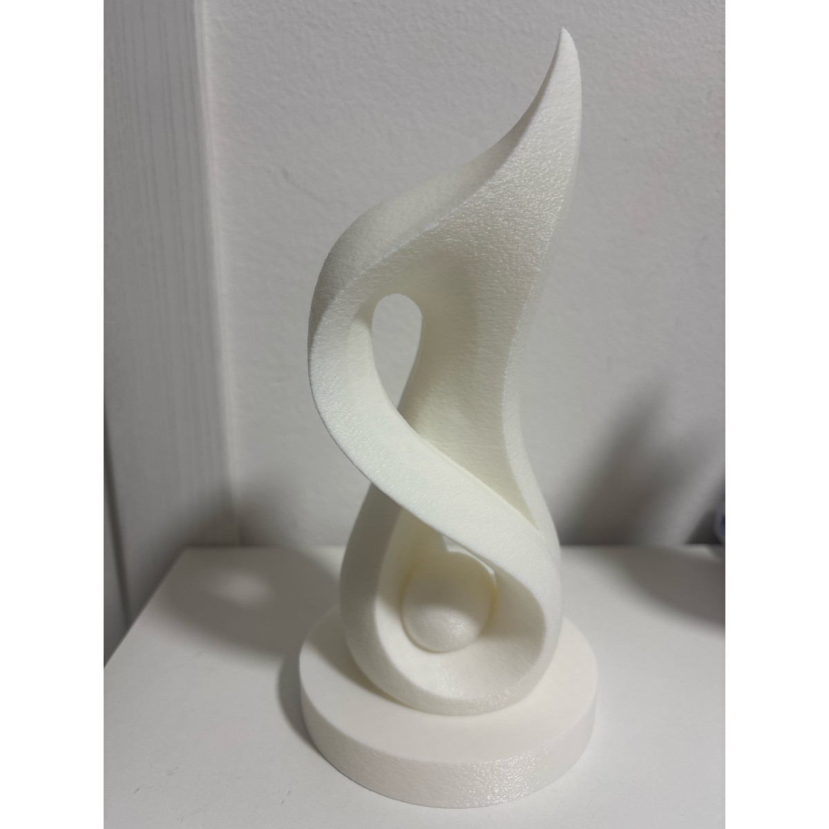 Escultura Fluxo Infinito - Design Fluido e Elegante para Ambientes Sofisticados - Imagem 2