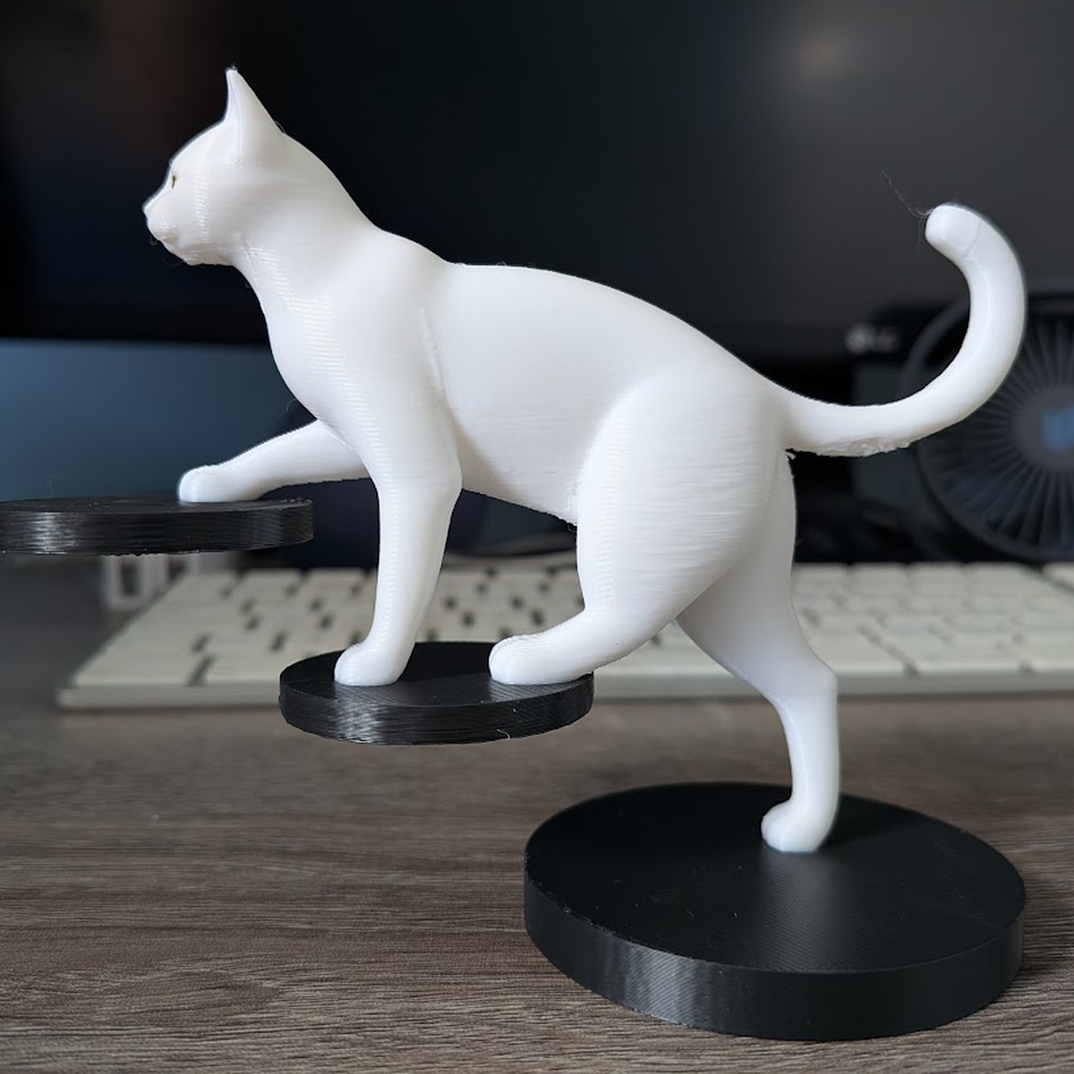 Escultura de Gato Equilibrado – Decoração Elegante e Criativa - Imagem 6